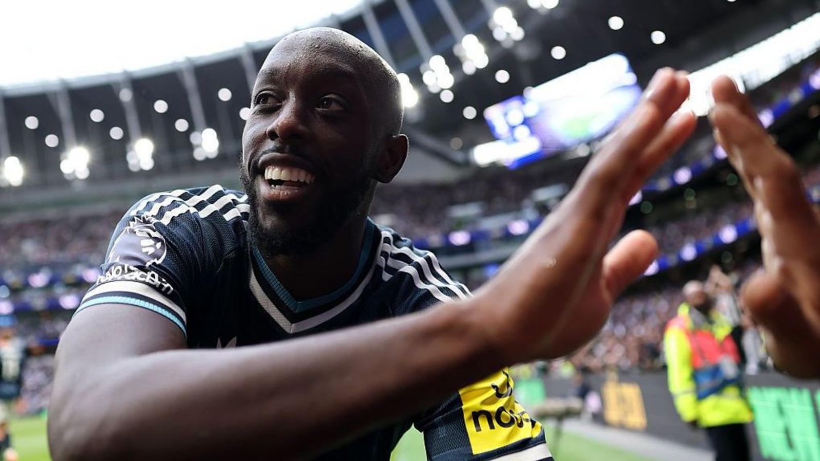Newcastle celebrate at Tottenham Hotspur Stadium